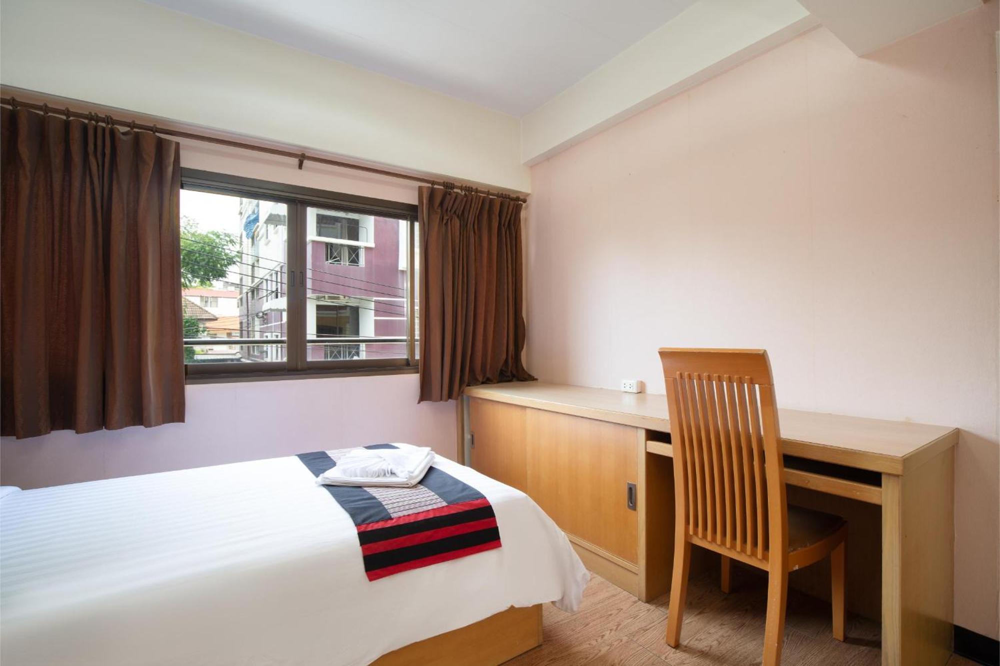 P-Park Hotel Bangkok Bagian luar foto