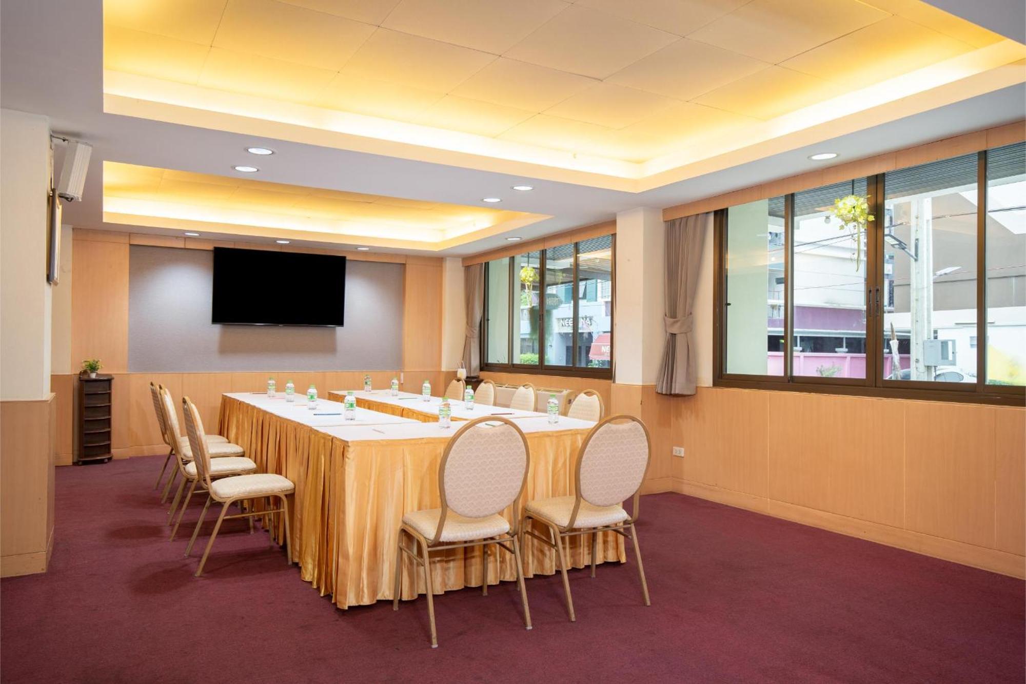 P-Park Hotel Bangkok Bagian luar foto
